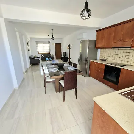 Cosy 2br Apartment- Location Polis