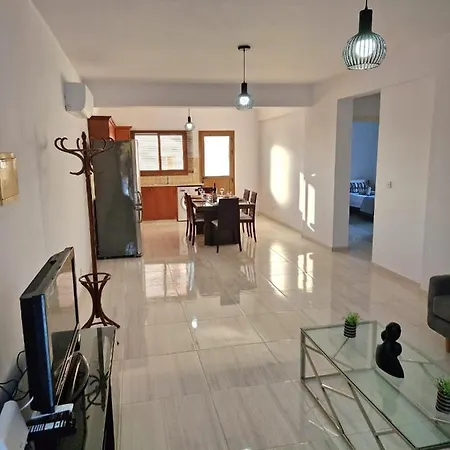 Cosy 2br Apartment- Location *